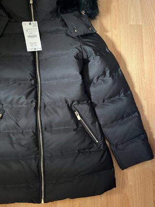 Abrigo Zara Negro con Capucha de Pelo