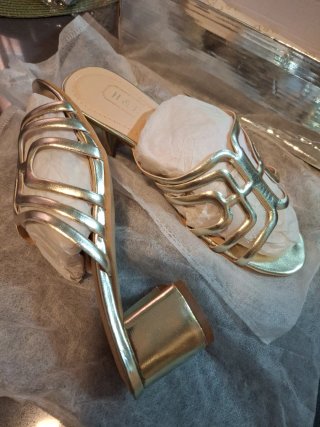 Sandalias doradas H&D