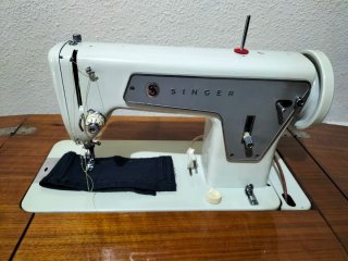 Máquina de coser Singer blanca