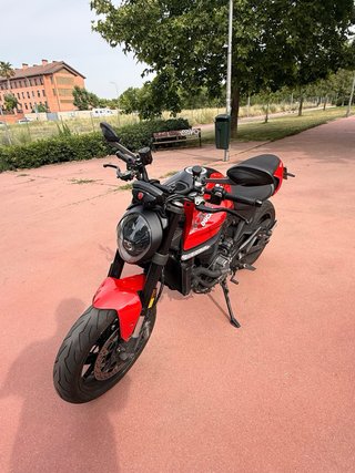 Ducati Monster 2025 (9000km) - compatible con A2