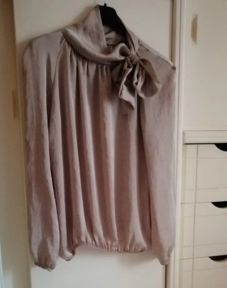 Camicia raso con fiocco beige
