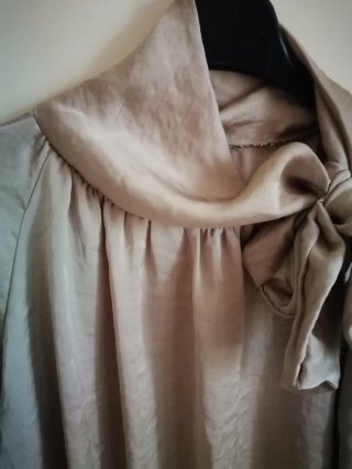 Camicia raso con fiocco beige