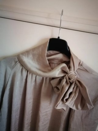 Camicia raso con fiocco beige