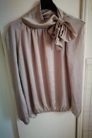 Camicia raso con fiocco beige