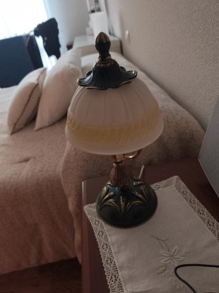 Lámpara de techo y mesilla dorada
