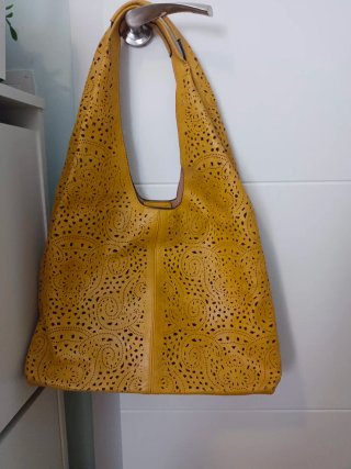 Bolso de hombro troquelado amarillo