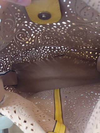 Bolso de hombro troquelado amarillo