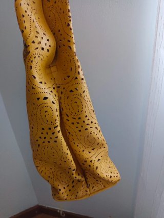 Bolso de hombro troquelado amarillo