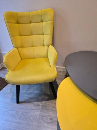 Mesa auxiliar moderna gris y amarilla