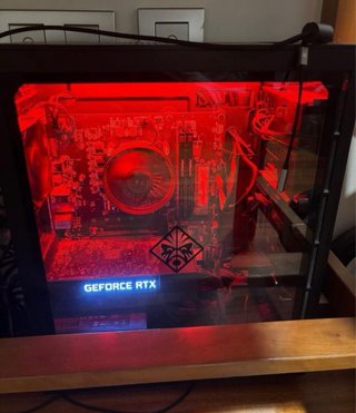 HP Omen Gaming PC con pantalla y teclado