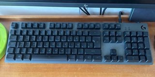 HP Omen Gaming PC con pantalla y teclado