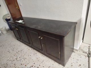 Mueble de madera con puertas