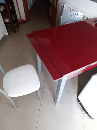 Mesa de cocina extensible roja y gris con 4 sillas