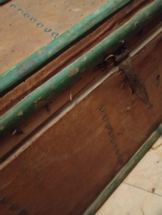 Baúl antiguo madera y metal