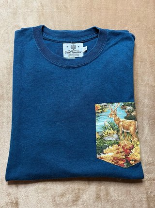 Camiseta Great tomorrow azul- bolsillo estampado