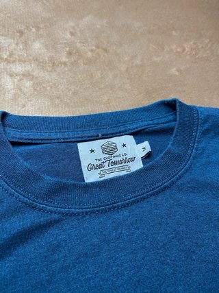Camiseta Great tomorrow azul- bolsillo estampado