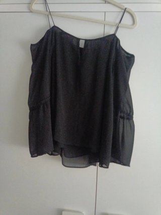 Blusa Zara hombro descubierto y manga acampanada.