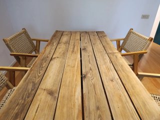 Mesa grande de madera antigua restaurada