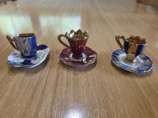 Set di 3 Tazze in Porcellana Miniatura Dorate