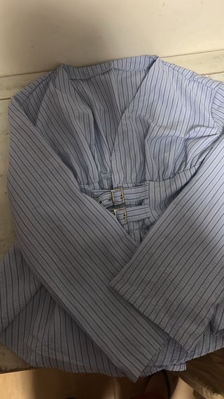 Camisa azul con rayas y cinturón