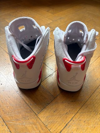 Zapatillas Jordan Blancas y Rojas