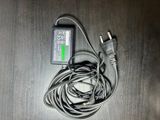 Consola Sony PSP con manuales, cargador y memoria