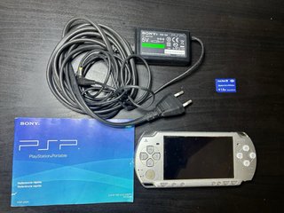 Consola Sony PSP con manuales, cargador y memoria