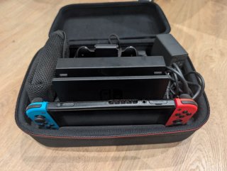 Nintendo Switch Neón + accesorios, maletín y caja