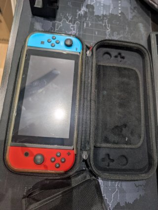 Nintendo Switch Neón + accesorios, maletín y caja