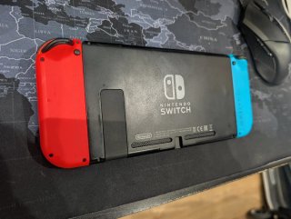 Nintendo Switch Neón + accesorios, maletín y caja