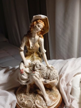 Figura mujer con oveja terracota