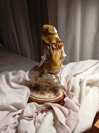Figura mujer con oveja terracota