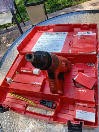 Clavadora HILTI DX 462-F8 con accesorios