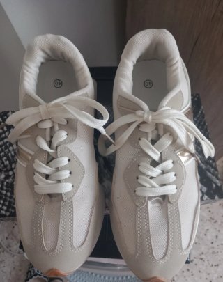 Zapatillas beige y doradas talla 40