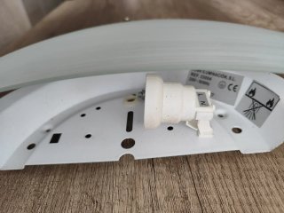 Lámpara de cristal con detalles metálicos