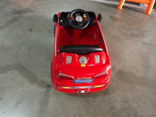 Coche eléctrico infantil rojo