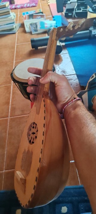 Laúd árabe de madera artesanal