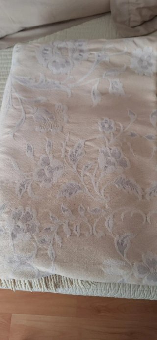 Colcha antigua con flecos