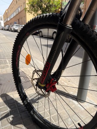 Bicicleta de montaña roja