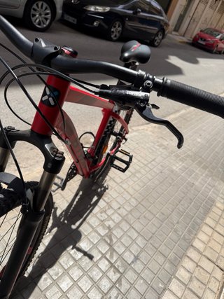 Bicicleta de montaña roja