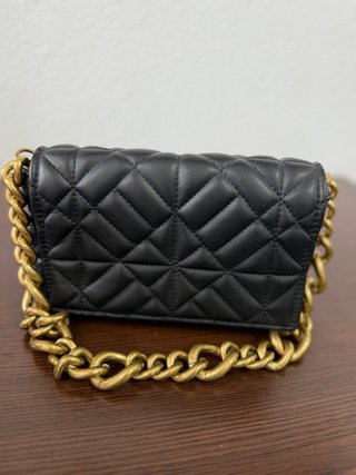 Bolso negro acolchado con cadena dorada