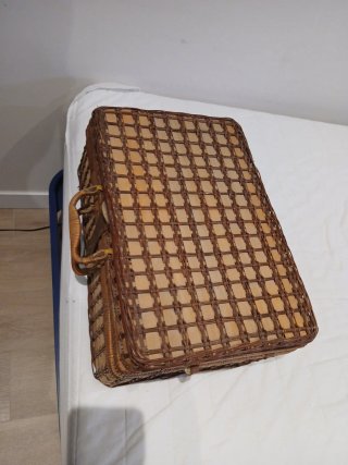 Cesta de mimbre para picnic con interior a cuadros