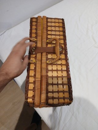 Cesta de mimbre para picnic con interior a cuadros