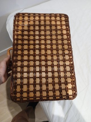 Cesta de mimbre para picnic con interior a cuadros