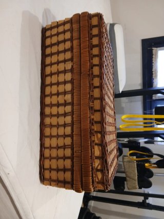 Cesta de mimbre para picnic con interior a cuadros
