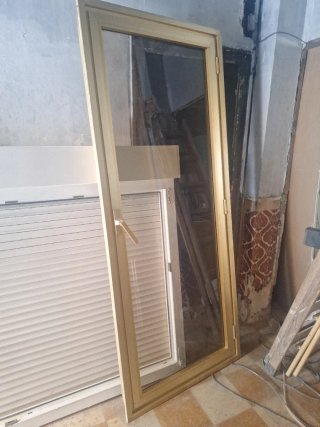Puerta de aluminio con marco