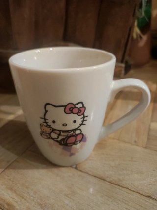 DVD Hello Kitty y sus amigos + 2 tazas