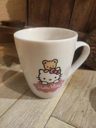 DVD Hello Kitty y sus amigos + 2 tazas