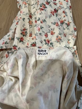 Vestido corto floral con encaje Molly Bracken