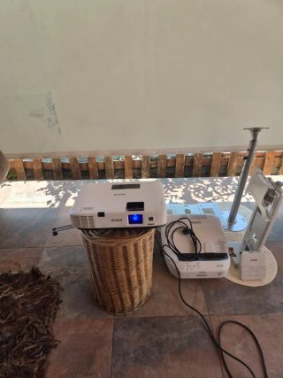 Proyector Epson + Soporte + Pantalla Cine